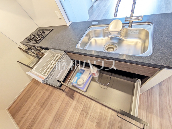 ≪キッチン≫オールスライド収納のキッチンは、重たい物が入っていても楽々引き出せて収納しやすいです。　　【アトラスシティ千歳烏山グランスイート　風ノ棟】
