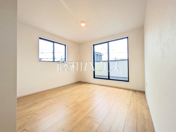 ≪居室≫バルコニーへダイレクトに出られる居室には季節を感じられる嬉しい空間があります。　【稲城市東長沼】