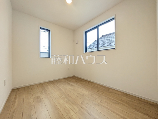 ≪居室≫木目が美しいウッディなフローリングの居室は、穏やかで心安らぐ空間となるでしょう。　【稲城市東長沼】