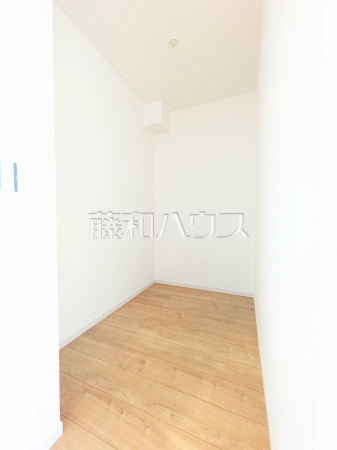 ≪収納≫ウォークインクローゼットは、お洋服等がたくさん収納できて便利です。　【稲城市東長沼】