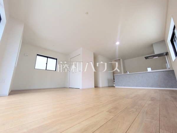 ≪リビング≫大きなソファーを置いても圧迫感がない約16.8帖＋約3.0帖の広々LDK。窓からは陽光をたっぷり採り込み、明るく快適な団らん空間となっております。　【稲城市東長沼】