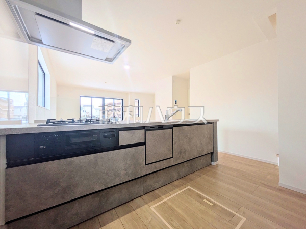 ≪キッチン≫ビルトイン食洗機は毎日の家事を軽減させてくれます。またワークトップも広々使え機能性も向上します。　【稲城市東長沼】