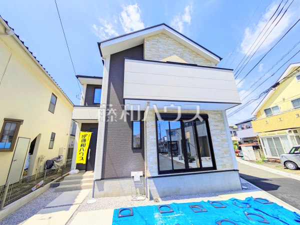 ≪現地外観≫間口も十分な幅があり、大きめの車（車種による）でもラクラク駐車していただけます。【稲城市東長沼】