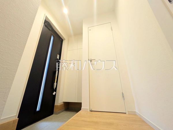 ≪玄関≫自然光を取り入れ明るい空間になるよう設計された玄関です。【稲城市東長沼】