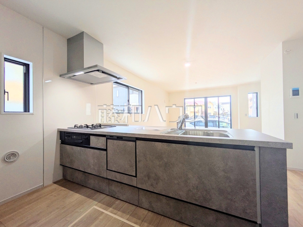 ≪キッチン≫ご家族やお友達とのお食事やティータイムを楽しめる対面キッチン。お食事やお茶の準備をしながらでも、自然と会話の輪が広がります。　【稲城市東長沼】