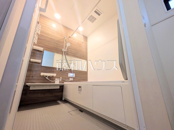 ≪浴室≫足を伸ばして入れるバスタブで、ゆっくり一日の疲れを癒して下さい。　【稲城市東長沼】