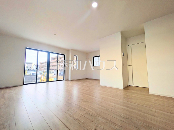 ≪リビング≫たっぷりの日差しや心地良い風が入る、広々としたリビングが魅力　【稲城市東長沼】