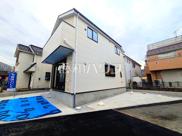 ≪現地外観≫2台駐車可能なカースペース（車種による）は、車を置かない際には自転車を置いたり、フリースペースとしても有効活用できます。【稲城市東長沼】