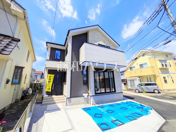 ≪現地外観≫２台駐車可能なカースペース（車種による）は、車を置かない際には自転車を置いたり、フリースペースとしても有効活用できま　【稲城市東長沼】