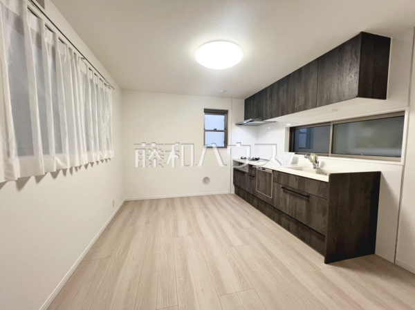 ≪キッチン≫ リビングとキッチンの位置をずらし、それぞれの空間で過ごす寛ぎを大切にしたプランです。 【世田谷区千歳台５丁目】