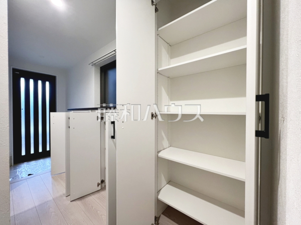 ≪玄関収納≫　【世田谷区千歳台５丁目】