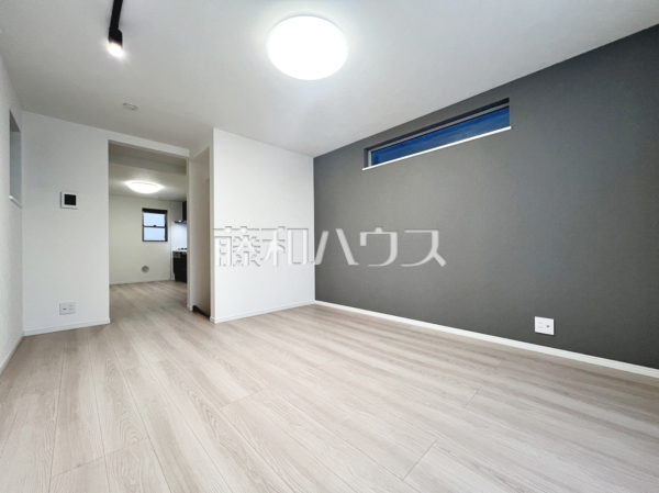 ≪リビング≫落ち着いた色味のアクセントクロスが、ワンランク上の空間を演出します。【世田谷区千歳台５丁目】