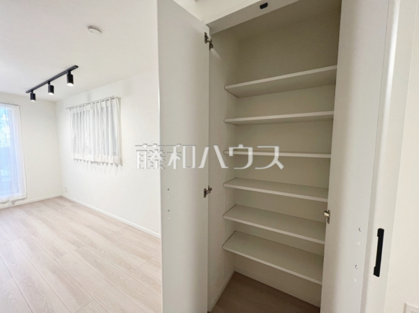 ≪リビング≫リビングに併設された収納スペースには、お子様の本やおもちゃ、掃除機やちょっとした小物などがスッキリ収納できます。あったら便利なうれしい収納ですね！ 　【世田谷区千歳台５丁目】