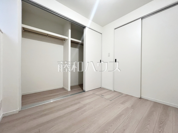 ≪サービスルーム≫ 納戸は収納としてだけでなくテレワークにも活用できます。クローズドな空間だから仕事にも集中できますね！ 　【世田谷区千歳台５丁目】