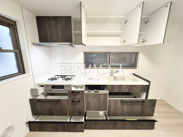 ≪キッチン≫ リビングとダイニングの位置をずらし、それぞれの空間で過ごす寛ぎを大切にしたプランです。 　【世田谷区千歳台５丁目】