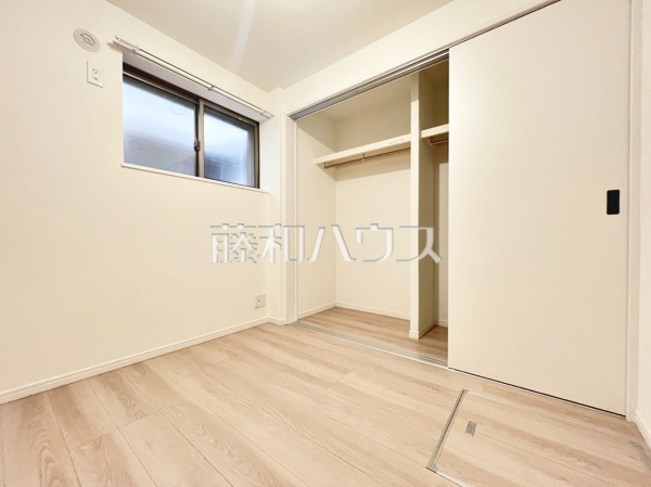 ≪サービスルーム≫  納戸は窓が控えめで日光の影響を受けにくく、洋服や本の日焼けを気にせず保管することができます。 　【世田谷区千歳台５丁目】