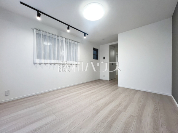 ≪リビング≫ 家族が集まるリビングに階段を設ける事で、自然と家族のコミュニケーションが広がります。 　【世田谷区千歳台５丁目】