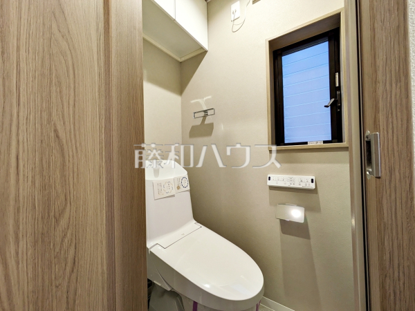 ≪トイレ≫温水洗浄機能付きトイレで清潔にご使用いただけます。　【世田谷区南烏山１丁目】