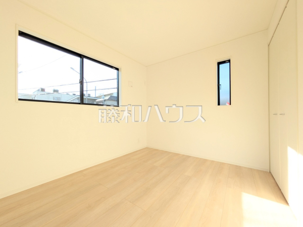 2号棟　明るいカラーが採用されたお部屋は居室やワークスペースとして気持ち良く過ごせそうですね。　【新座市畑中２丁目】