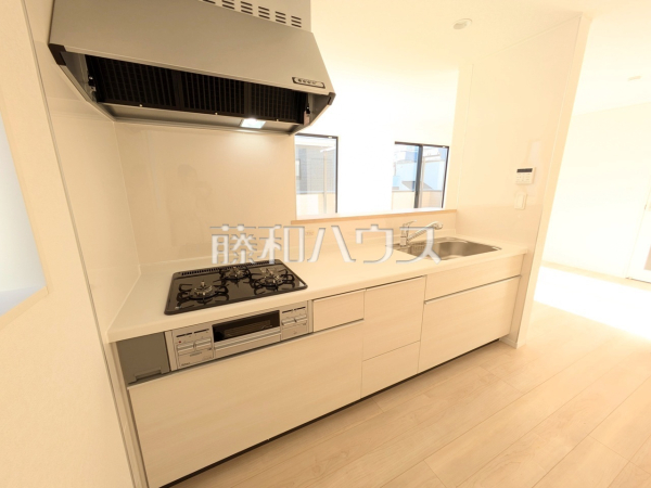 2号棟　対面式のカウンターキッチンは、いつでもご家族を感じられる空間作りの重要ポイントになりそうです。 　【新座市畑中２丁目】