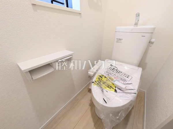 2号棟　 温水洗浄機能付きトイレで清潔にご使用いただけます。 レ　【新座市畑中２丁目】