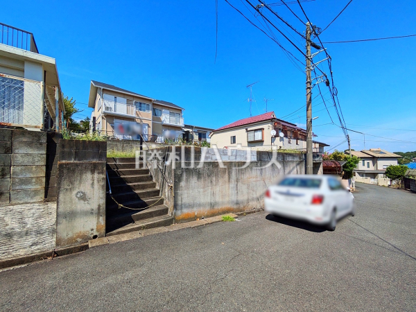 接道状況および現場風景　【日野市三沢５丁目】
見学はしたいけど、なかなか時間が取れない…そんな方に出勤前や仕事終わりにマイホームを見学できるサポートをいたします。　