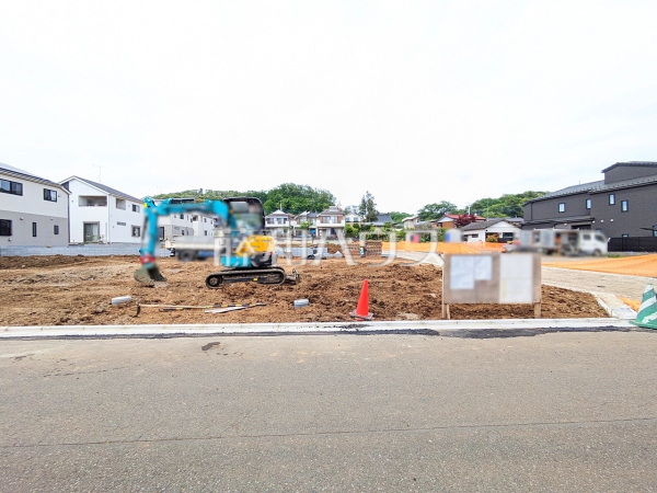 現場風景　【八王子市川口町】戸建て住宅が立ち並ぶ閑静な第一種低層専用地域。周辺には陽光を遮る高い建物がなく、心地よい自然光が降り注ぎます。
