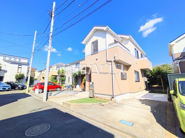 接道状況および現場風景　【三鷹市牟礼７丁目】一戸建ての多いエリアのため、静かで落ち着いた雰囲気の街並みです。
