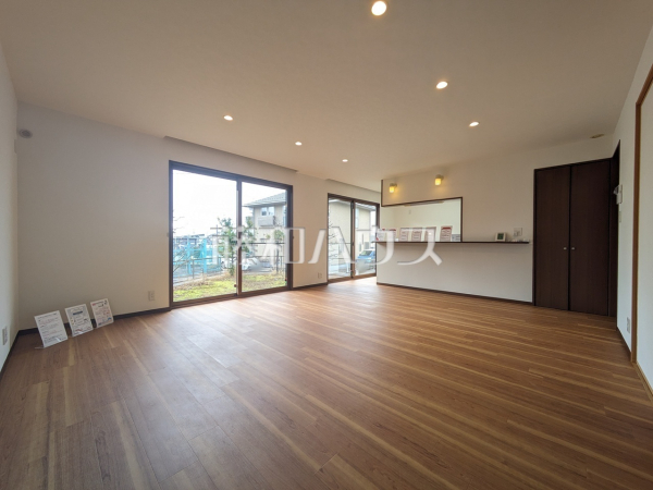 リビング　【春日井市坂下町５丁目】