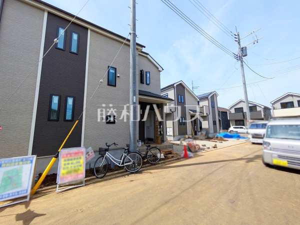 接道状況および現場風景　【東村山市恩多町３丁目】 周辺環境はもちろん日当たりや設備仕様など実際に行ってみないと分からないことも多くございます。営業担当がご案内いたしますのでお気軽にお問い合わせください