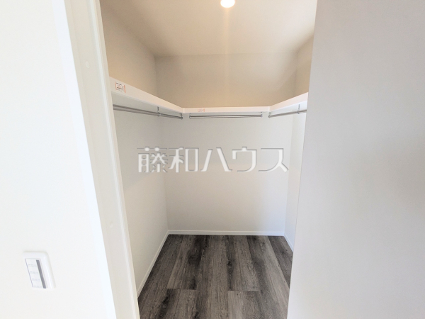 大容量のウォークインクローゼットでお部屋をスッキリきれいに保てます。 　【新座市野火止８丁目】