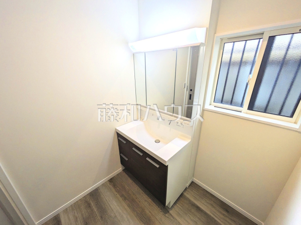 三面鏡付きの洗面台。鏡の裏にも収納があり、歯ブラシや化粧品等もすっきり収納できます。 　【新座市野火止８丁目】