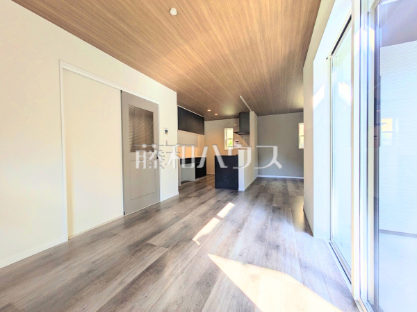 たくさんの窓から陽が差し込む明るく開放的なリビング 　【新座市野火止８丁目】