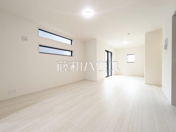 1号棟　リビング　【昭島市大神町１丁目】リビングは南面のため、明るい空間で家族団らんを楽しんでいただけます。　
