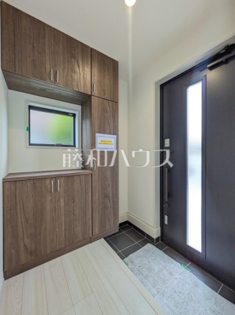 1号棟　玄関ホール／玄関収納　【昭島市大神町１丁目】玄関収納などが、日々の暮らしやすさをアップしてくれます。　