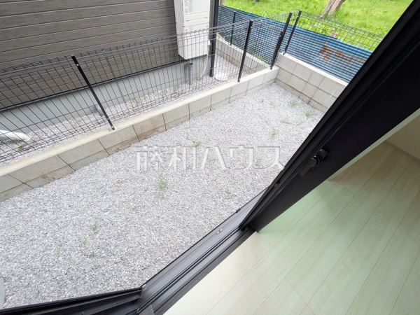 1号棟　庭　【昭島市大神町１丁目】庭があることで遮るものが少なく、光や空気を取り込むことができます。また植物を置き、四季を感じる場所を手にすることができます。