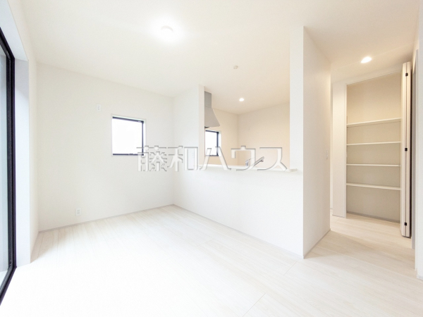 1号棟　リビング　【昭島市大神町１丁目】採光溢れるリビングで、家族団らんのひと時をお過ごし下さい。　