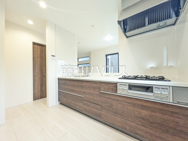 1号棟　キッチン　【昭島市大神町１丁目】使いやすくスタイリッシュなシステムキッチンには、毎日お使いになる方の視点が存分に活かされています。　