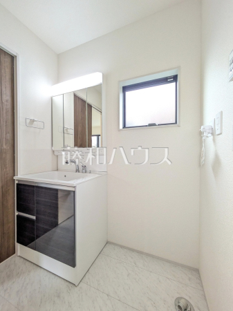 1号棟　洗面室　【昭島市大神町１丁目】小窓があるので換気もできます。　
