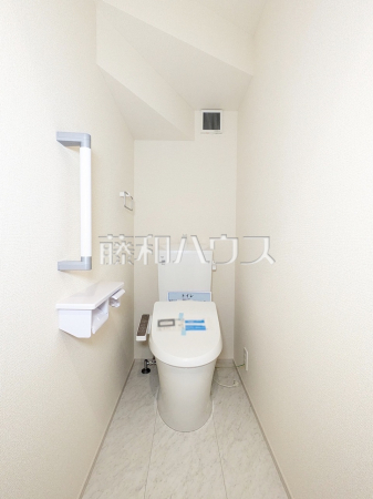 1号棟　トイレ　【昭島市大神町１丁目】少ない水でも常にキレイを保ち、汚れが付きにくいトイレ！　