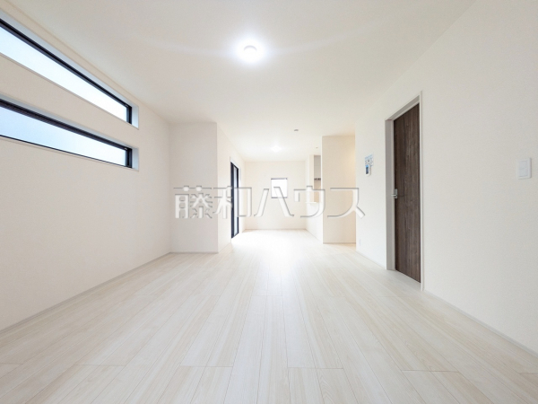 1号棟　リビング　【昭島市大神町１丁目】家族の存在を近くに感じ、心安らぐこの空間はいつも心地よく、気が付けば楽しい一日が終わろうとしている、そんな憩いのリビングです。　