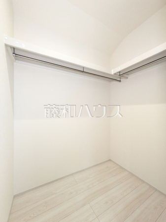1号棟　収納　【昭島市大神町１丁目】ウォークインクローゼットは、お洋服等がたくさん収納できて便利です。　