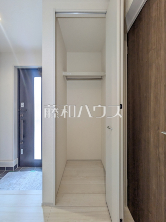 1号棟　玄関ホールの収納　【昭島市大神町１丁目】少しでも空いているスペースを収納にすることで無駄のない空間設計にしました。お荷物が多い方にも安心です。　