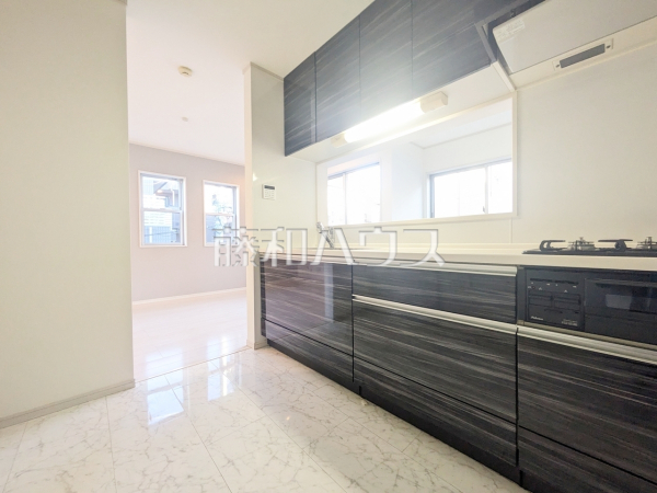 キッチンから見渡せるリビングダイニングで、お料理中も会話が弾みます 　【和光市中央１丁目】