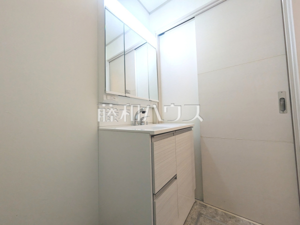 三面鏡付きの洗面台。鏡の裏にも収納があり、歯ブラシや化粧品等もすっきり収納できます。 　【和光市中央１丁目】