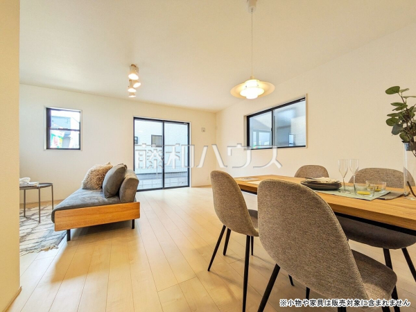 2号棟 ナチュラルな色を基調とした落ち着きのあるリビングダイニングは、リラックスできる癒し空間です。 【富士見市渡戸1丁目】 2号棟 ナチュラルな色を基調とした落ち着きのあるリビングダイニングは、リラックスできる癒し空間です。 【富士見市渡戸1丁目】