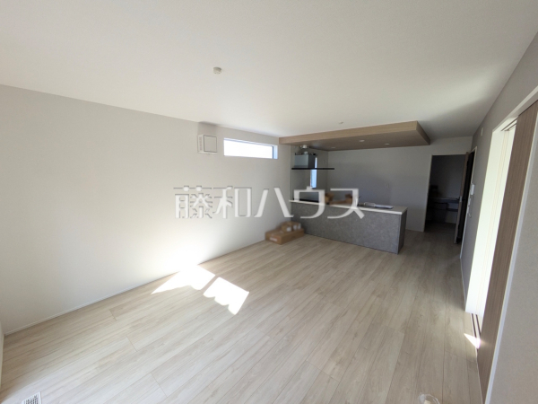 リビング　【春日井市桃山町２丁目】