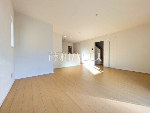 B号棟　 たっぷりの日差しや心地良い風が入る、広々としたリビングが魅力 【新座市栗原１丁目】