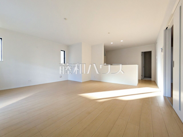 B号棟　リビング　【新座市栗原１丁目】