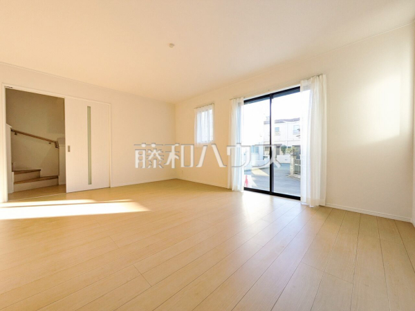 B号棟　 ナチュラルな色を基調とした落ち着きのあるリビングダイニングは、リラックスできる癒し空間です。 　【新座市栗原１丁目】